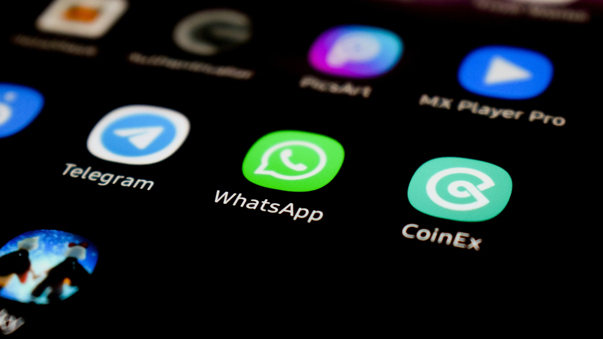 WhatsApp запускає рекламу в статусах, додає платні функції каналів