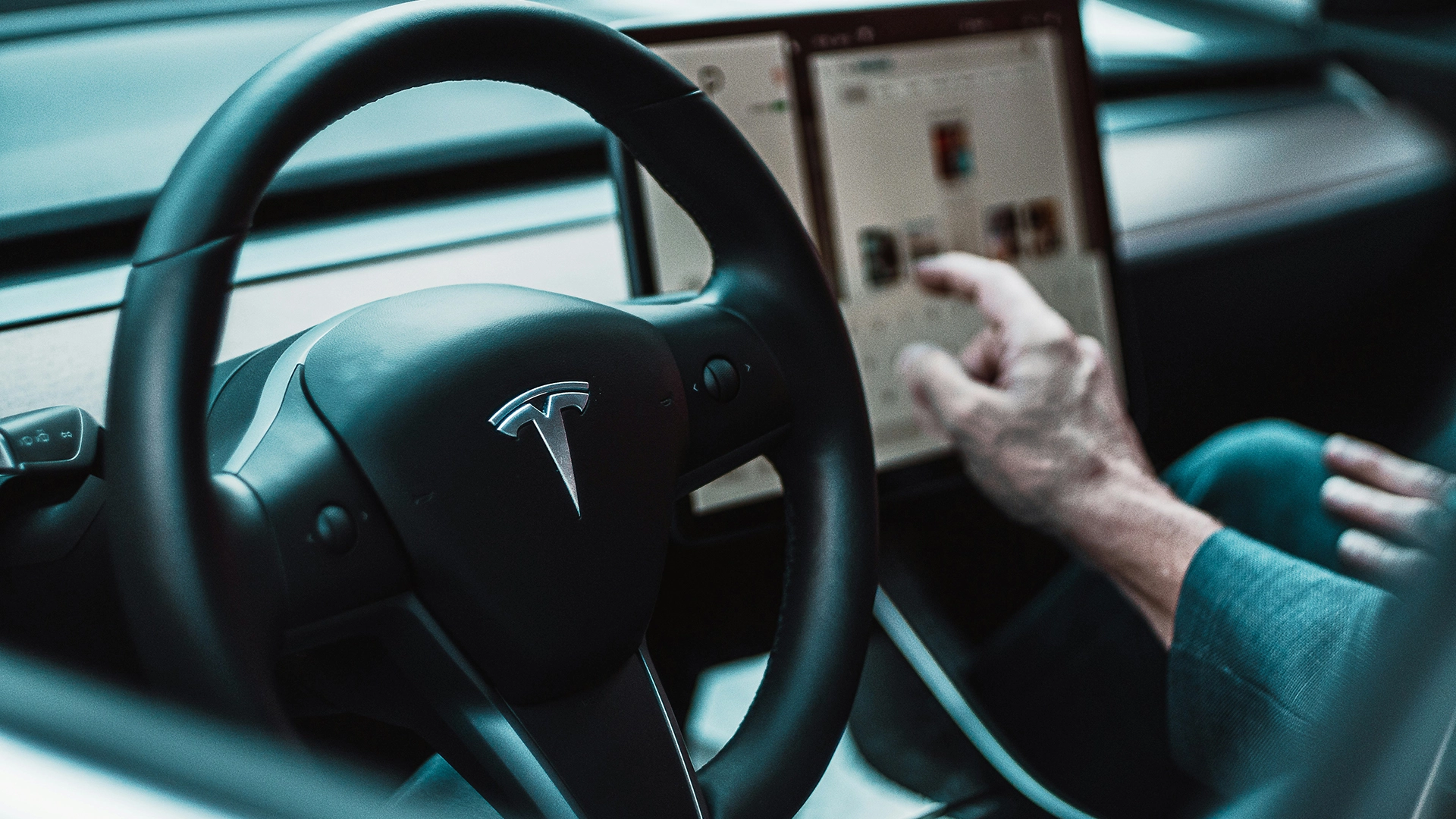 Tesla отримала вирок на $243M після того, як хакер відновив дані про аварію